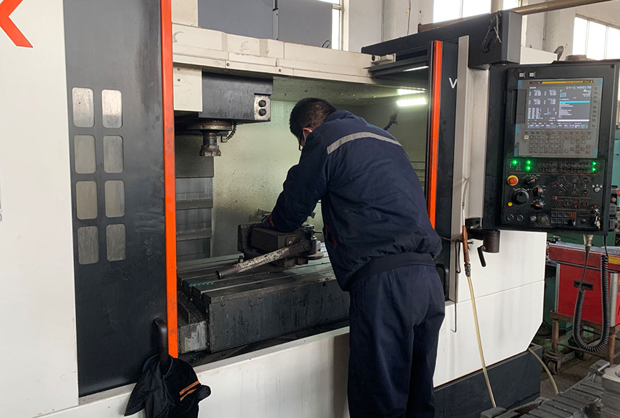 Les travailleurs produisent des pièces CNC de haute précision
